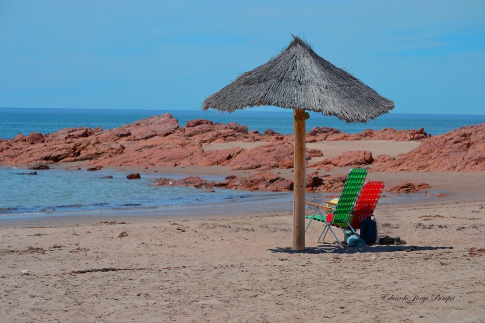 "Playa Piedras Coloradas - Balneario Las Grutas" de Eduardo Jorge Pompei