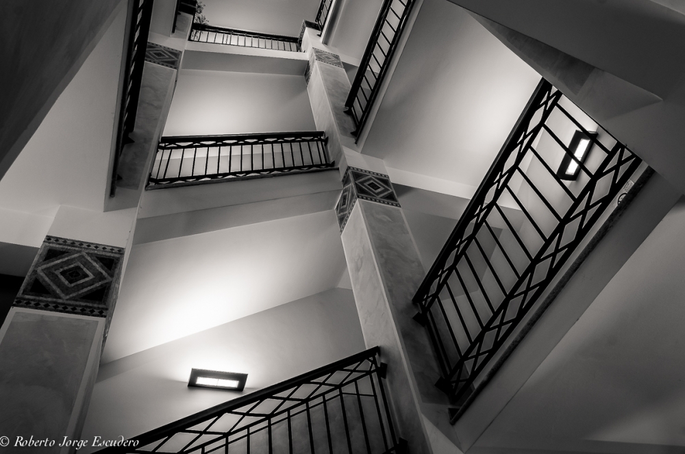 "Subiendo (o bajando) por la escalera interior" de Roberto Jorge Escudero