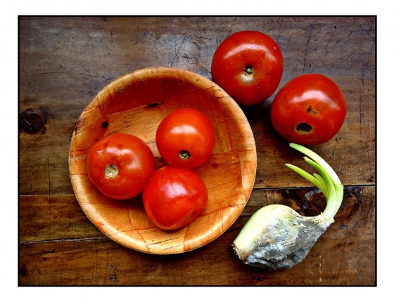 "Bodegon con cinco tomates muy maduros" de Ana Maria Walter
