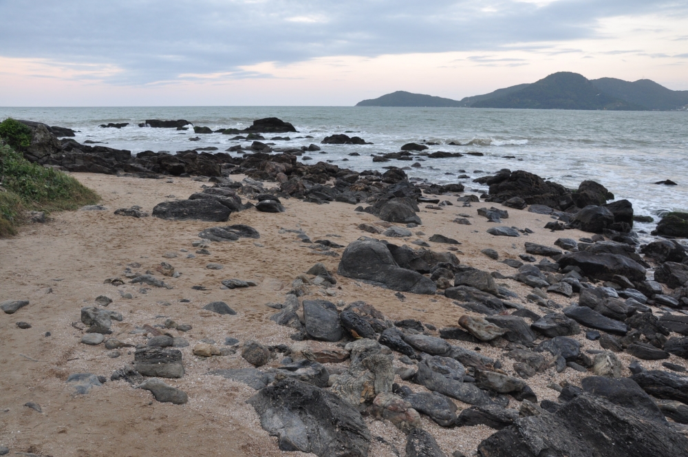 "playas, rocas y mar en playa brava" de Jose Alberto Vicente