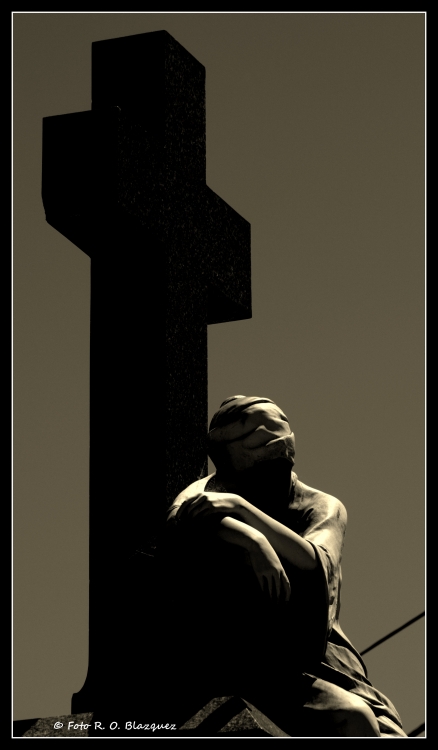 "Al pie de la cruz" de Ruben Blazquez