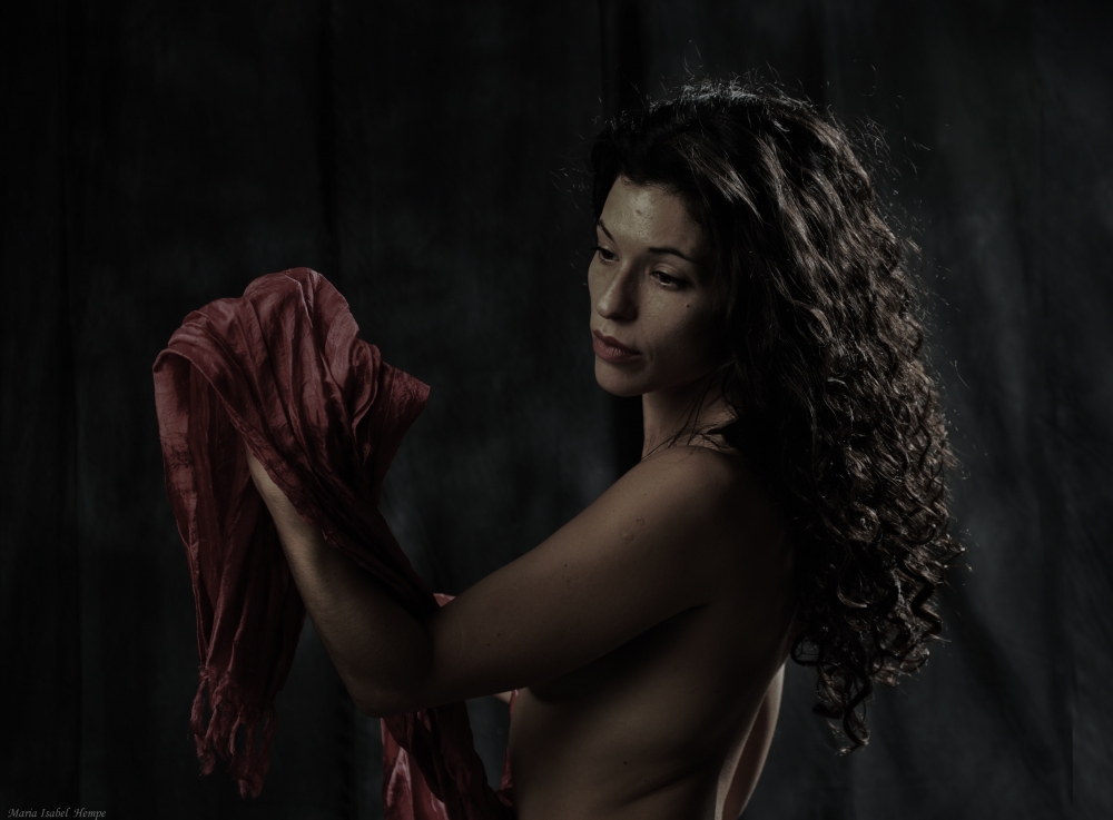 "Una mujer desnuda y en lo oscuro..." de Maria Isabel Hempe