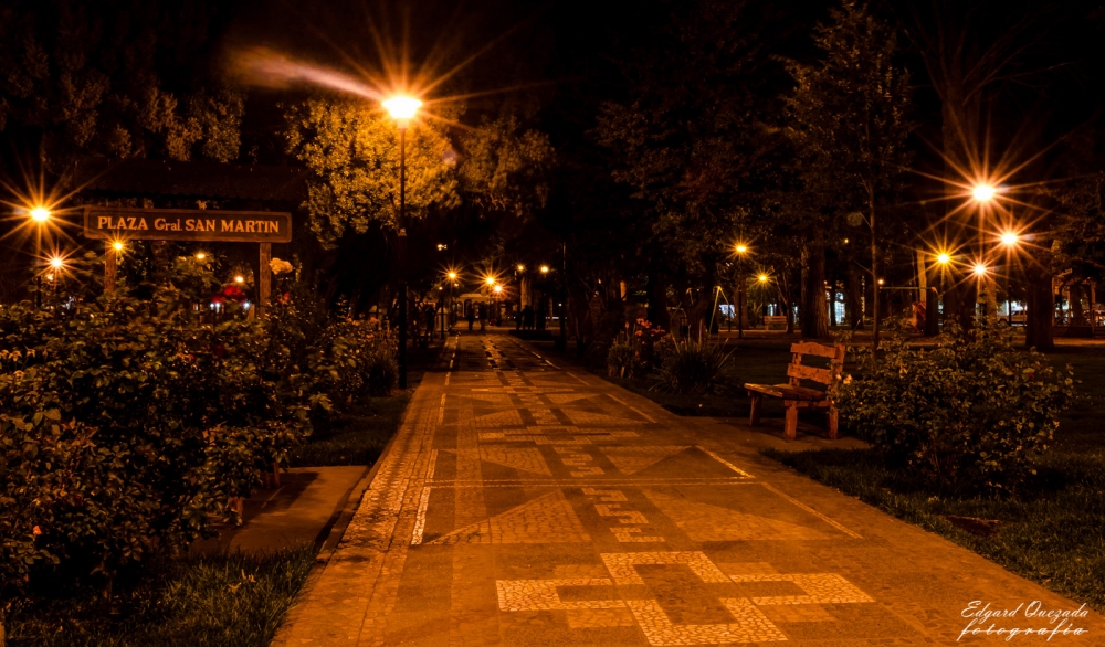"la noche en la plaza" de Edgard Enrique Quezada