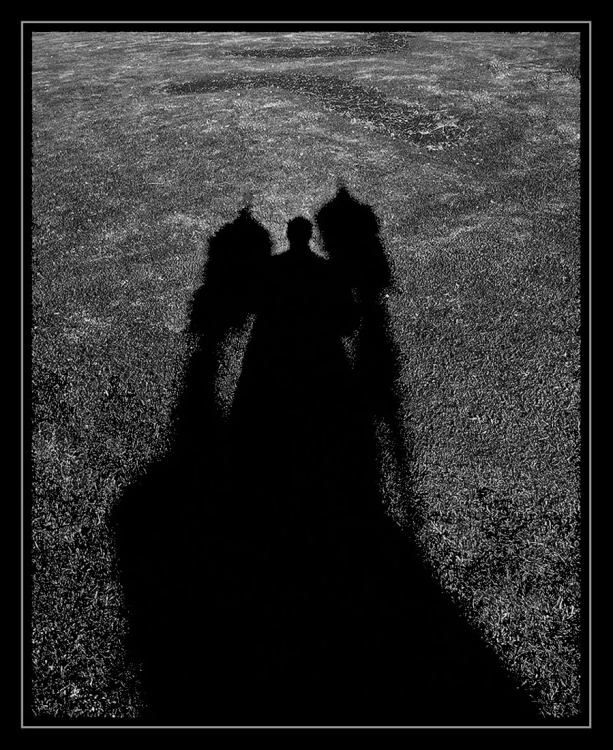 "Cercaron a mi sombra !!" de Arturo H. Pea