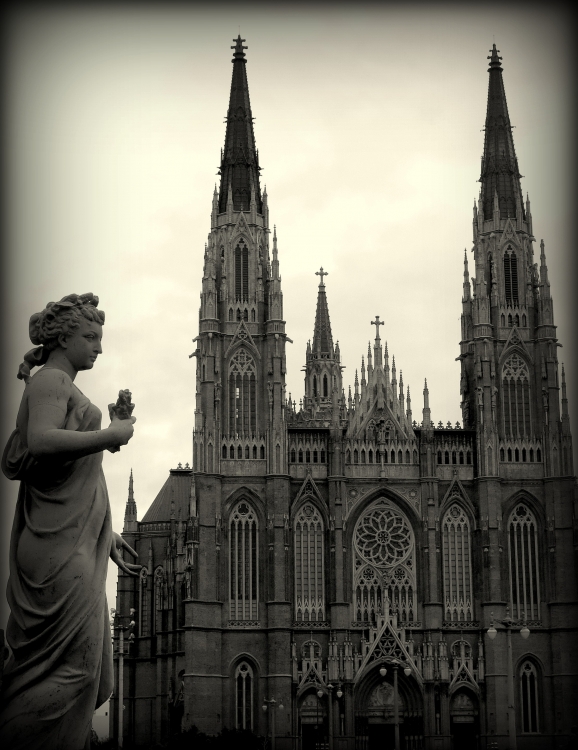 "catedral y estatua" de Viviana Garca