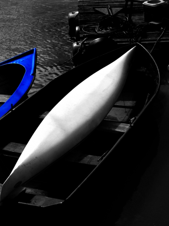 "bote azul, canoa blanca" de Jorge Mariscotti (piti)