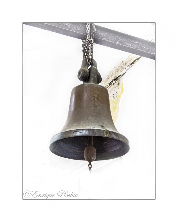 "La campana de bronce..." de Enrique M. Picchio ( Pem )