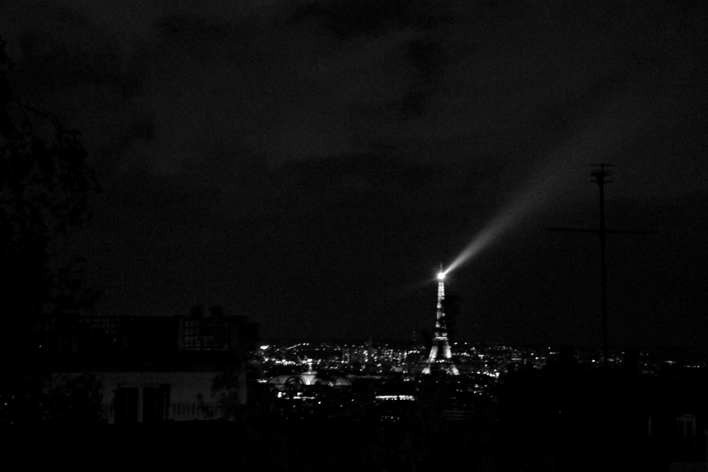 "Iluminando la noche parisina" de Mara Andreadiaz