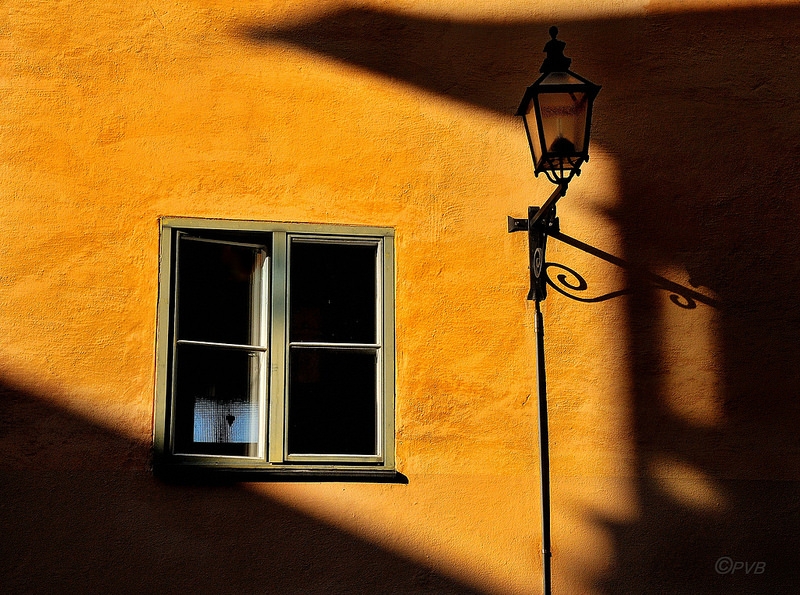 "La ventana y el farol..." de Pedro Bavasso