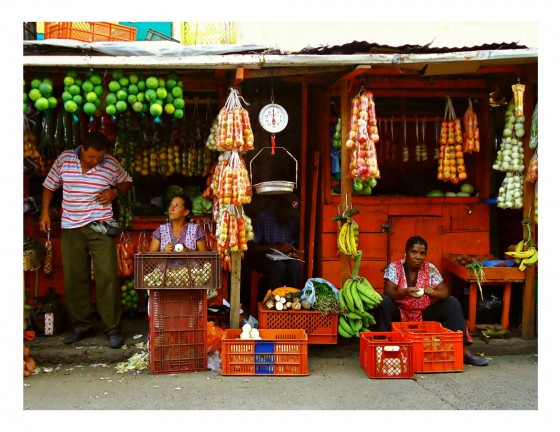 "Vendedores en la plaza de mercado de Tulua" de Ana Maria Walter