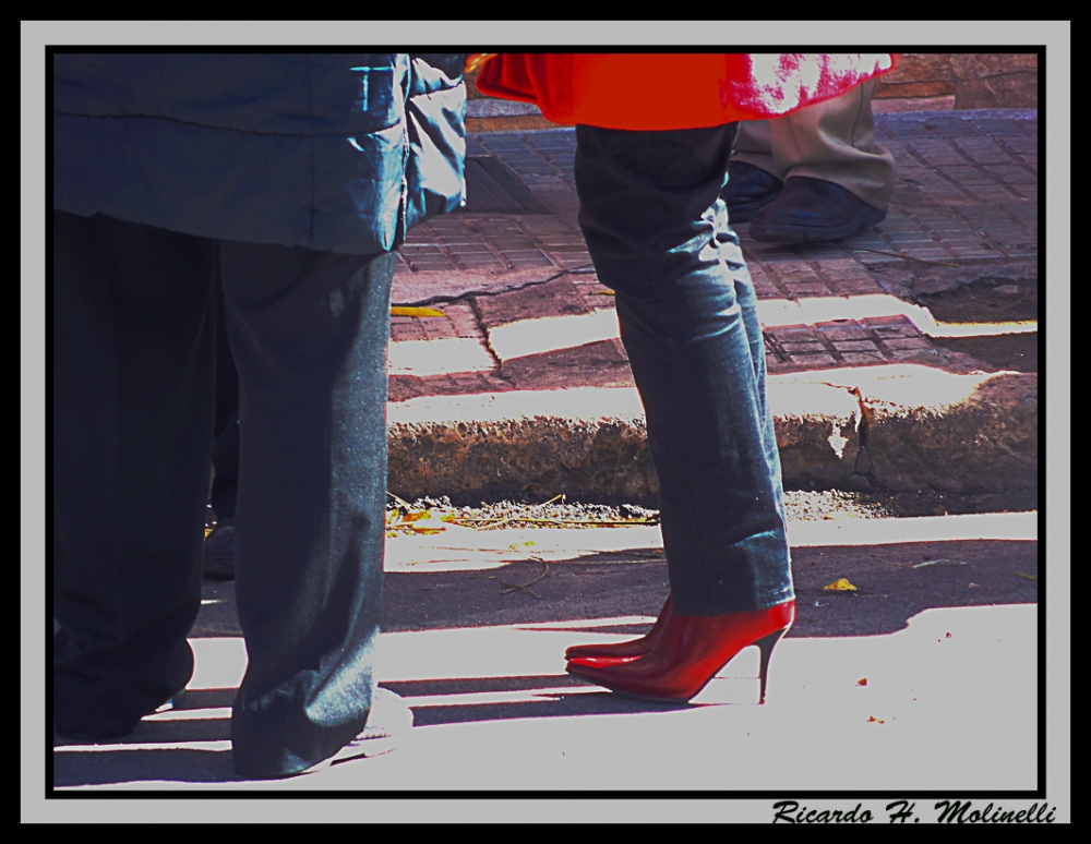 "Aquellos zapatos rojos..." de Ricardo H. Molinelli