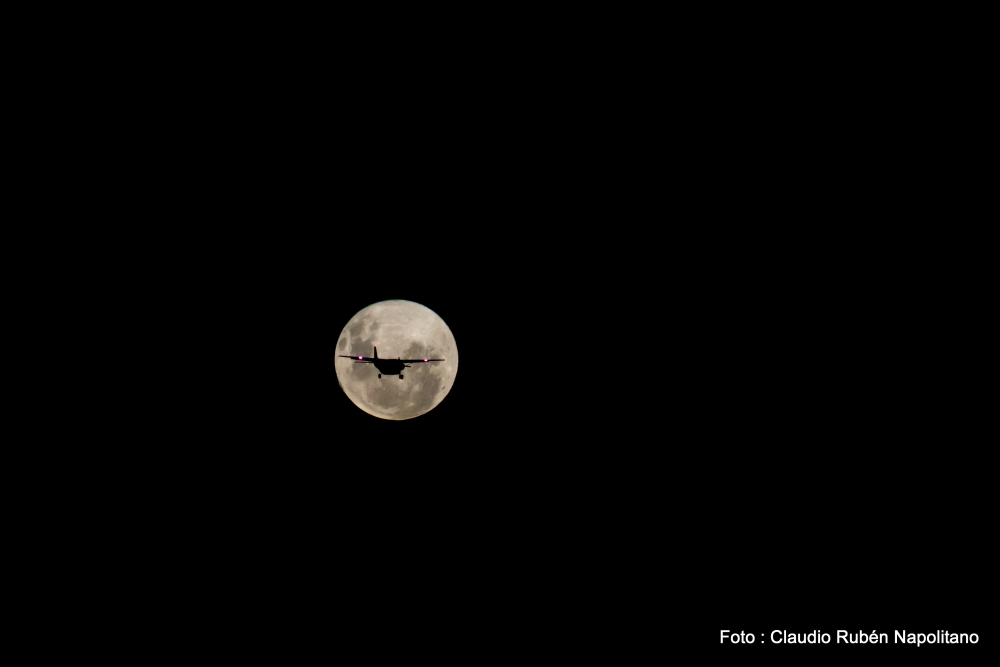 "la luna y el avin" de Claudio Ruben Napolitano