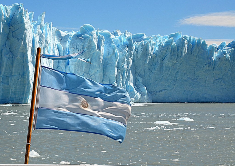 "Guardiana orgullosa del Perito Moreno" de Alejandra Iglesias