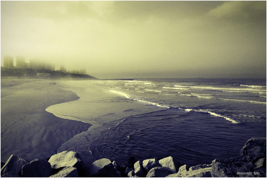 "`Playa Grande con niebla`" de Cristian de Los Rios