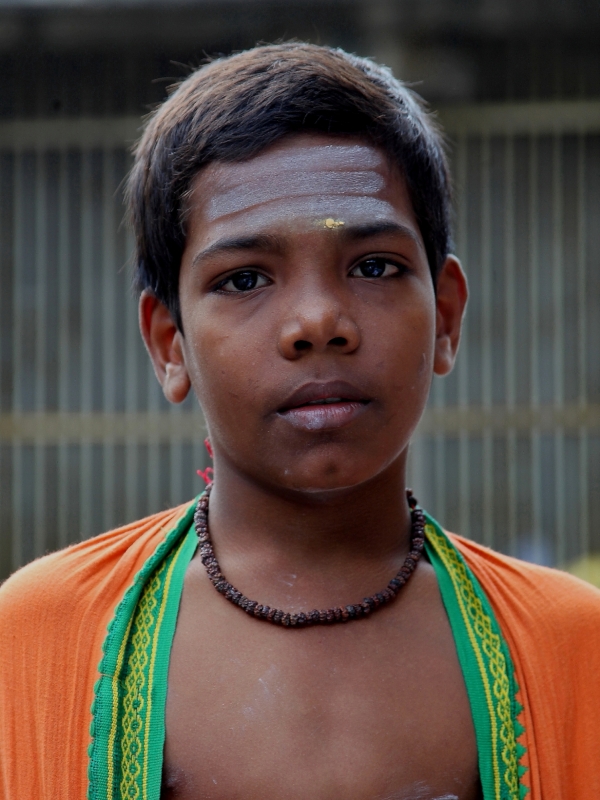 "Joven hinduista en templo de Kanchipuram" de Francisco Luis Azpiroz Costa