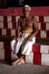 Brahman sentado en el templo