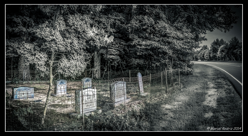 "iPhone - Pequeos Cementerios" de Marcello Rodriguez Puebla