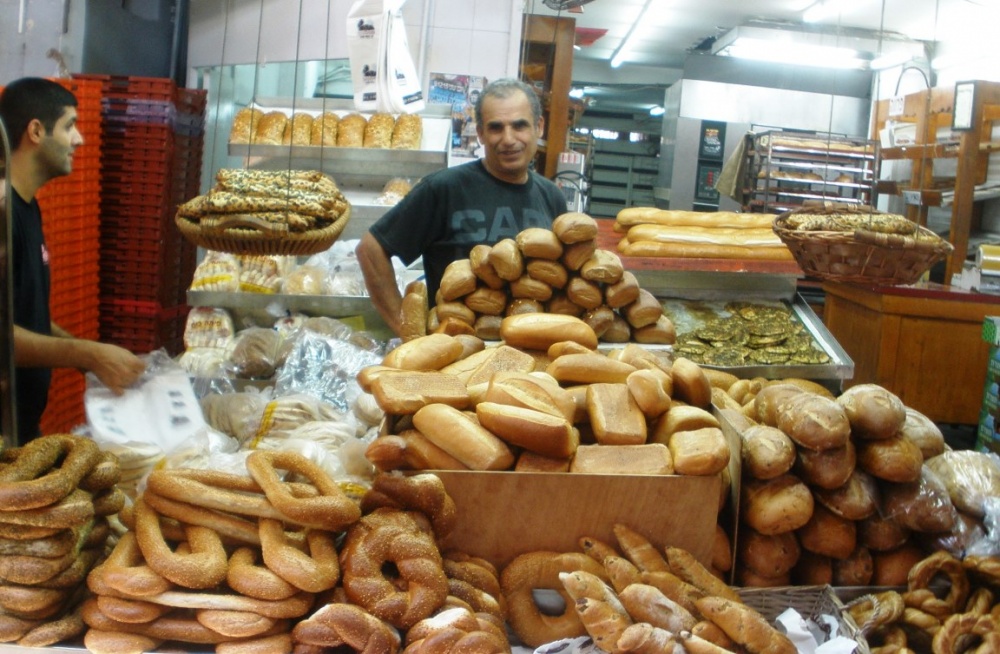 "panes de todo tipo.en el shuk Hacarmel,Tel Aviv" de Tzvi Katz