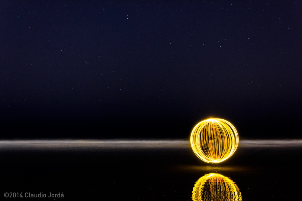 "Esfera de luz en la playa" de Claudio Jord