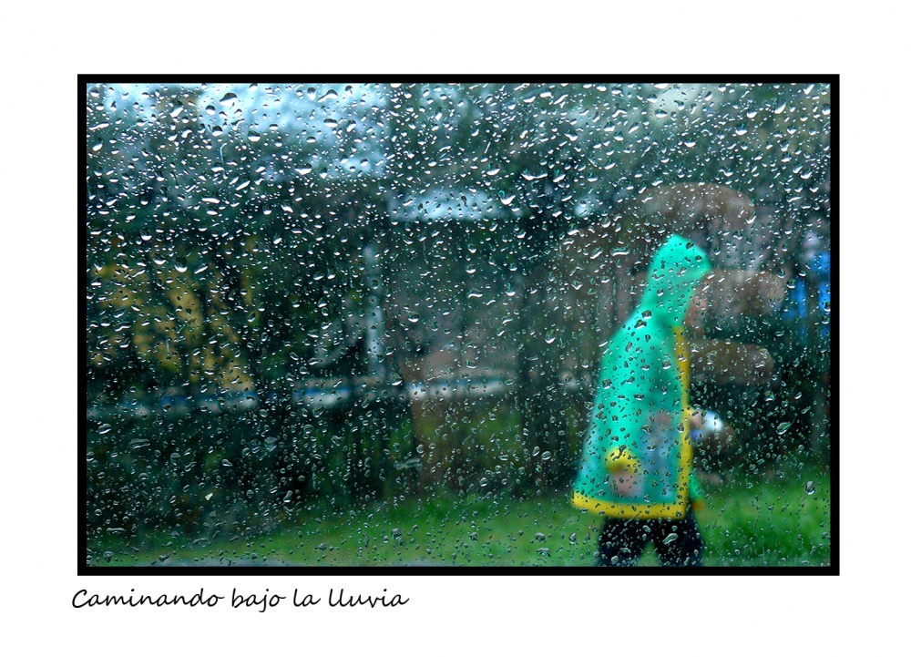 "Caminando bajo la lluvia" de Nora Lilian Iturbide ( Noral )