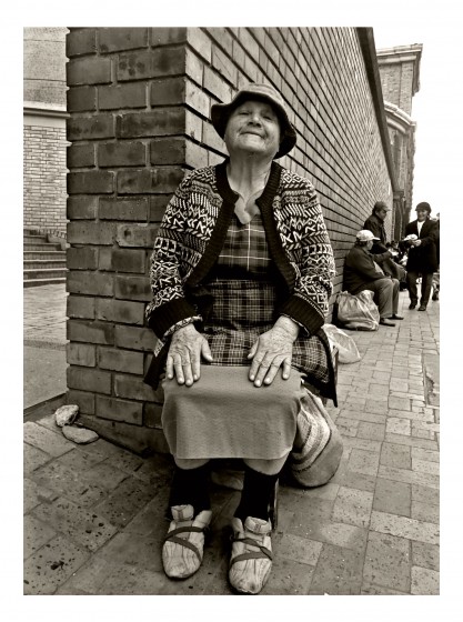 "Una abuela en la calle.Una sonrisa." de Ana Maria Walter