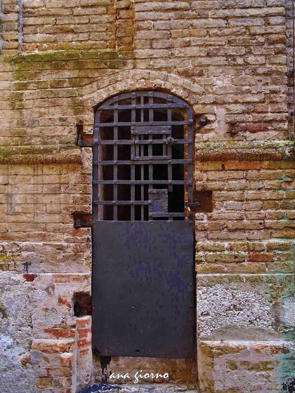 "Vieja puerta- Pordenone, Italia" de Ana Giorno