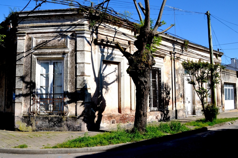 "La casa antigua de la esquina" de Carlos D. Cristina Miguel