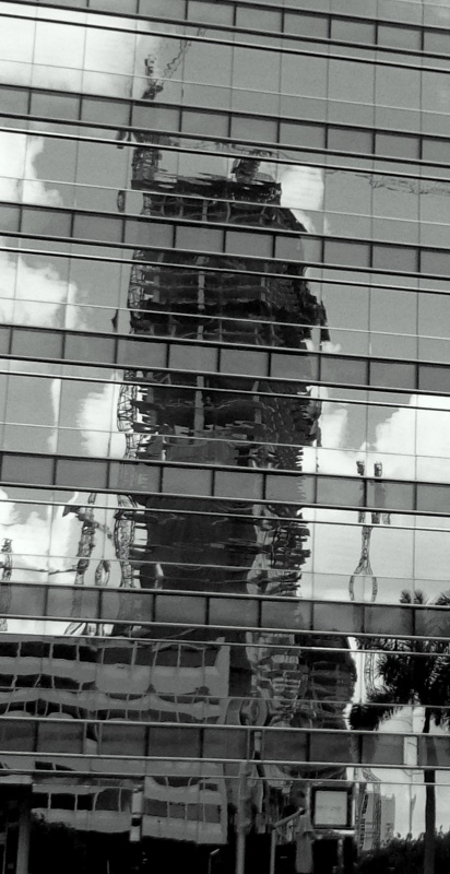 "Edificio reflejado" de Hector Mao