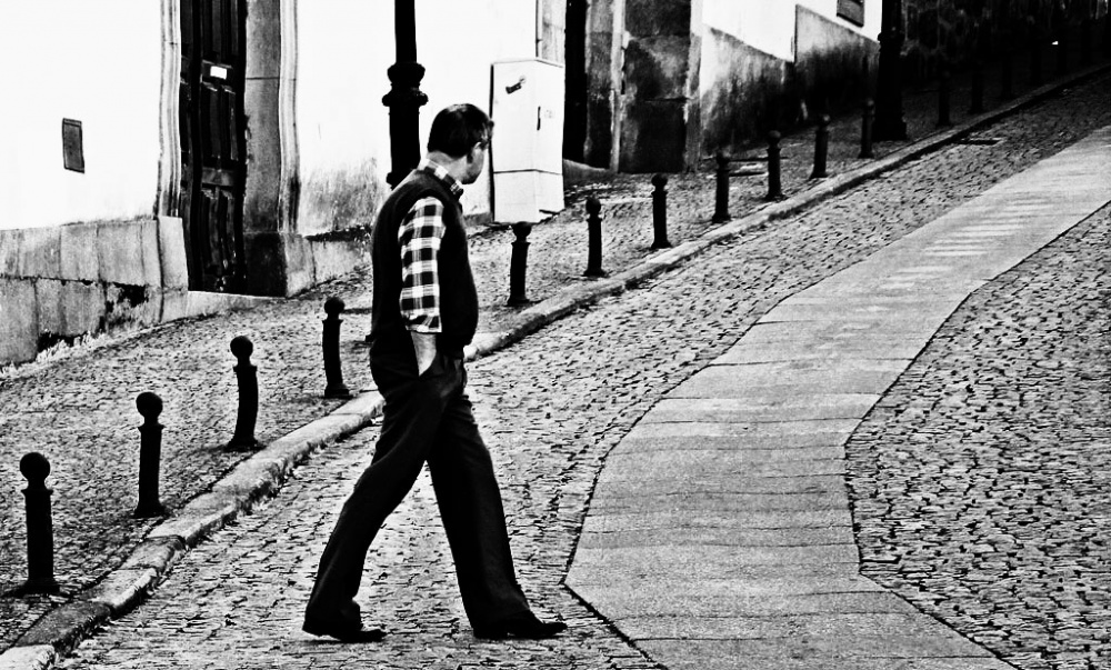 "Cruzando la calle." de Felipe Martnez Prez