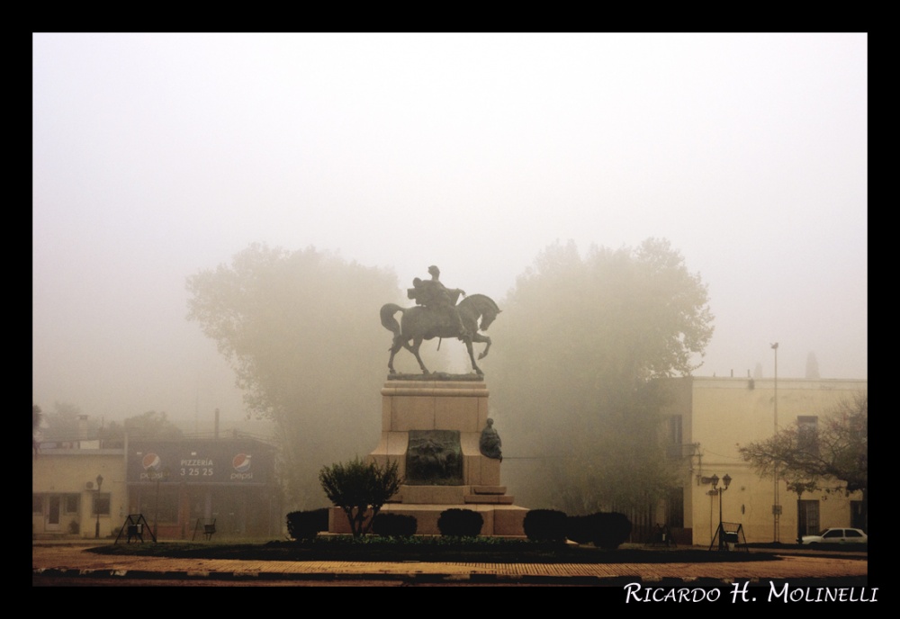 "Entre la neblina" de Ricardo H. Molinelli