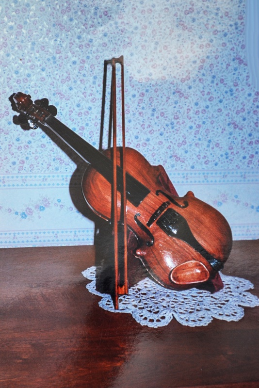 "Violin (tallado en madera)" de Eduardo Jorge Pompei