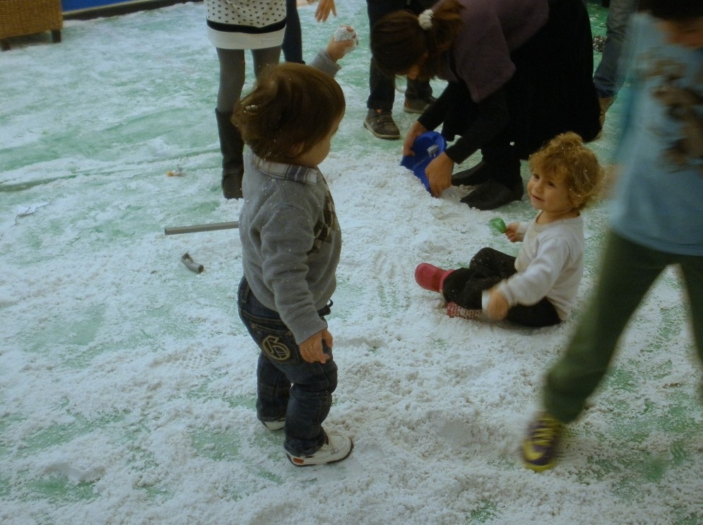 "jugando con nieve artificial - 2" de Tzvi Katz