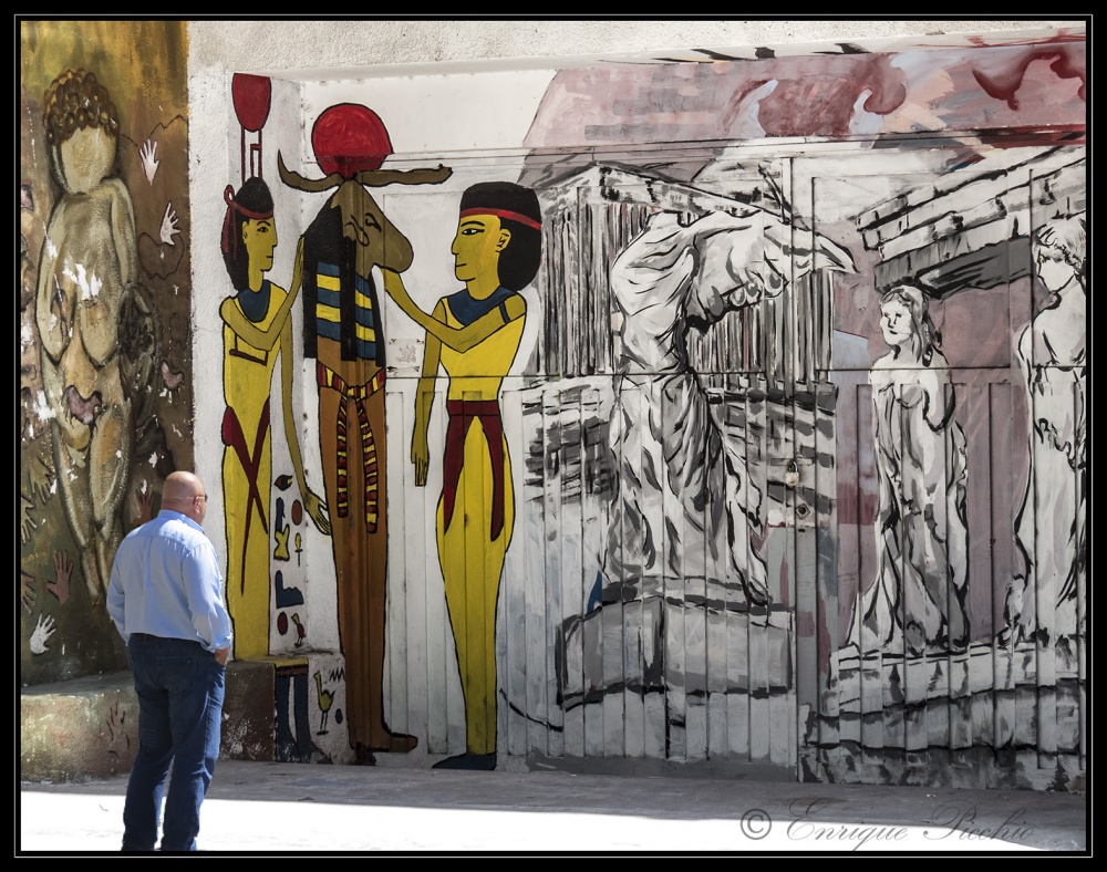 "Mirando el mural...." de Enrique M. Picchio ( Pem )