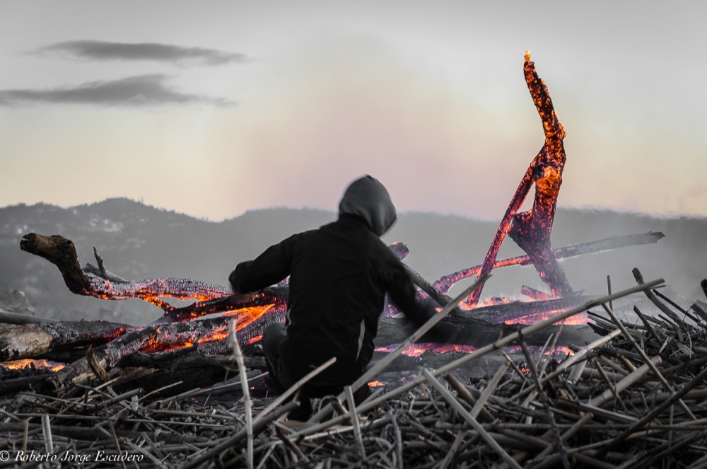 "Avivando el fuego" de Roberto Jorge Escudero