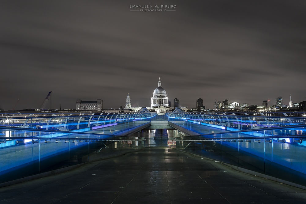 "Millennium Bridge by night" de Emanuel Pereira Aparicio Ribeiro