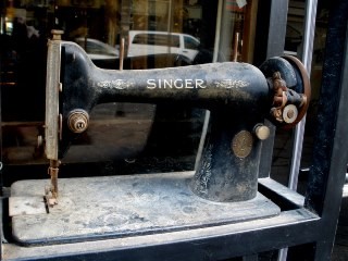 "maquina de coser SINGER" de Tzvi Katz