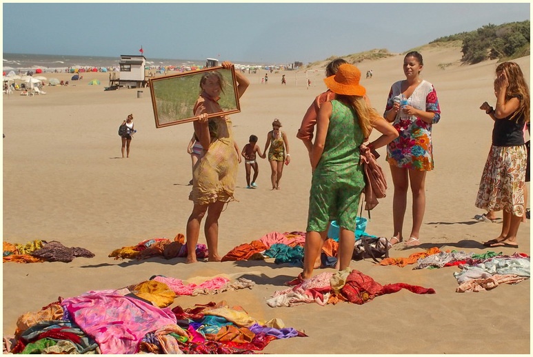 "`Boutique de pareos en la playa`" de Cristian de Los Rios