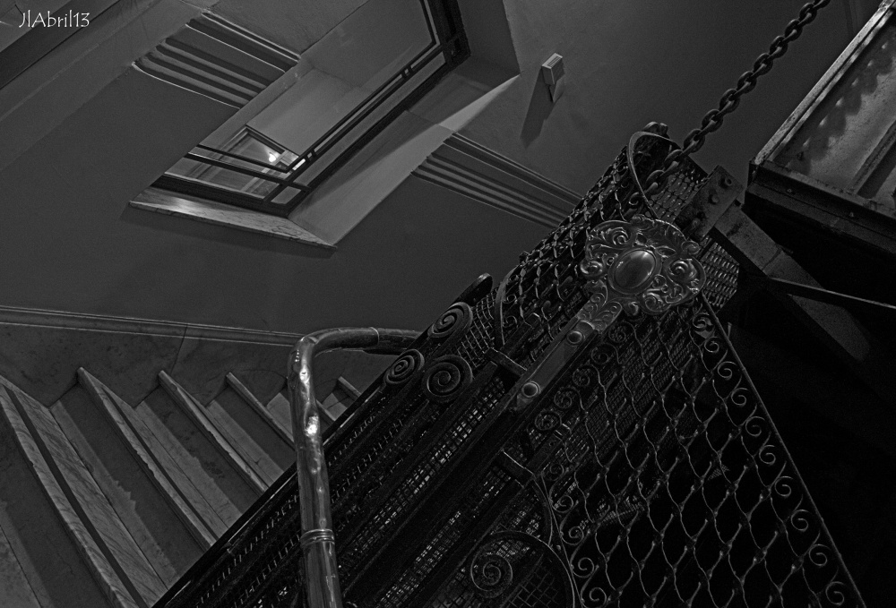 "Ascensor o escalera?" de Laura Jakulis