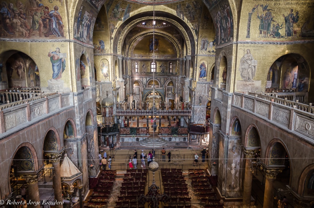 "Interior catedral de San Marcos" de Roberto Jorge Escudero