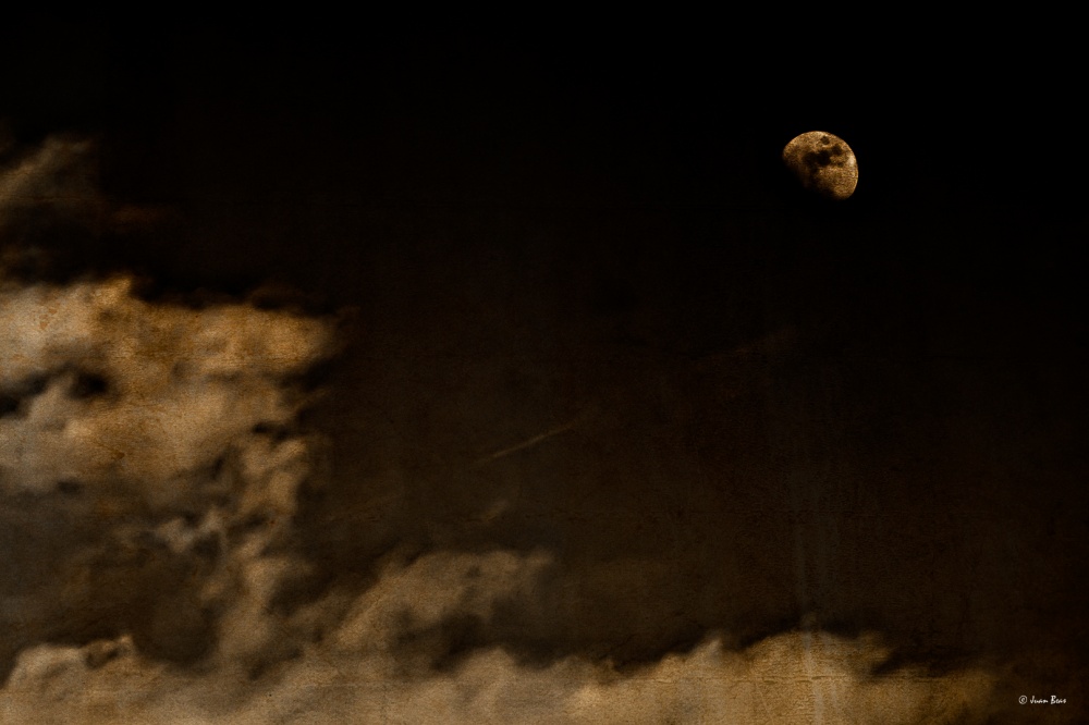 "Luna sobre algodones." de Juan Beas