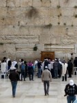 Grupo de creyentes,frente al Muro de los Lamentos