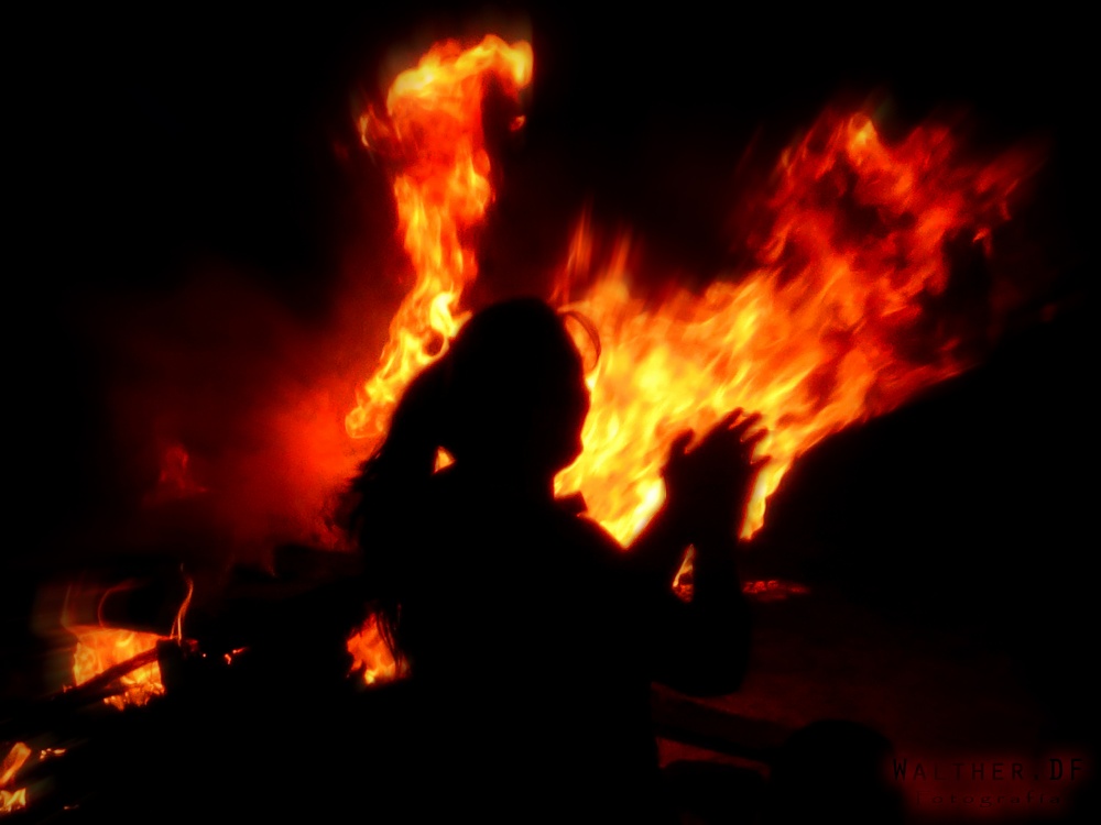 "Silueta en llamas!!" de Walther Fernandez