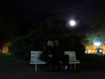 en la plaza en noche de luna llena