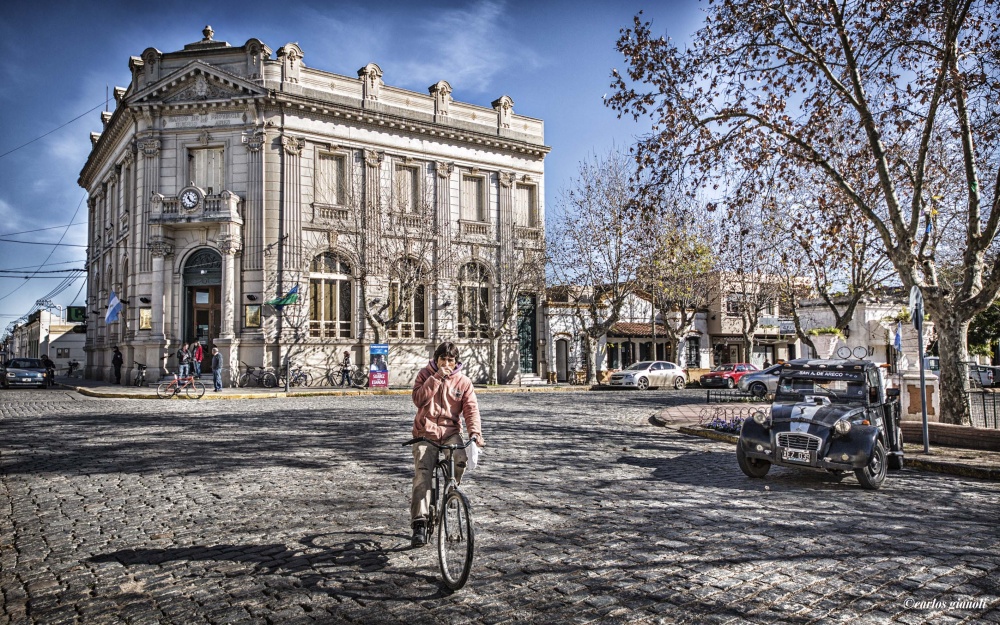 "El ciclista, el Citroen y el Banco Provincia." de Carlos Gianoli