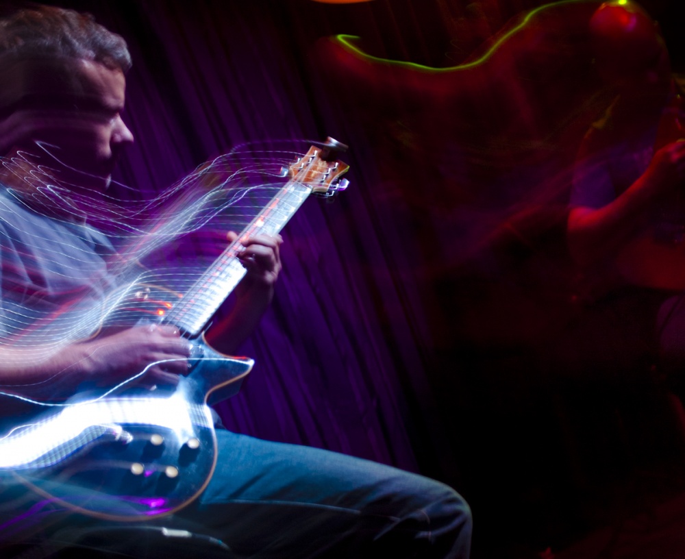 "guitarrista iluminando" de Fabian Anastasio