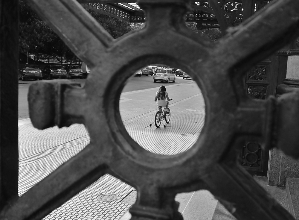 "Foco en la nena de la bici! (dar en el blanco!)" de Jos Luis Mansur
