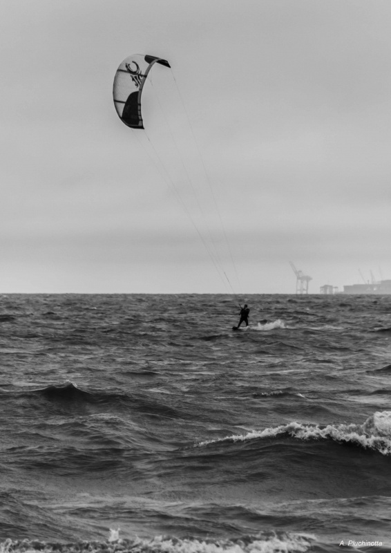 "Kiting en la sudestada" de Andrs Pluchinotta