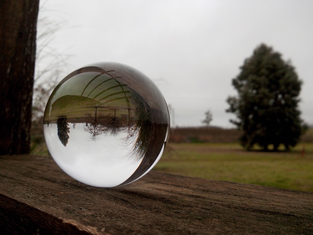 "esfera de vidrio" de Joaquin Canclini