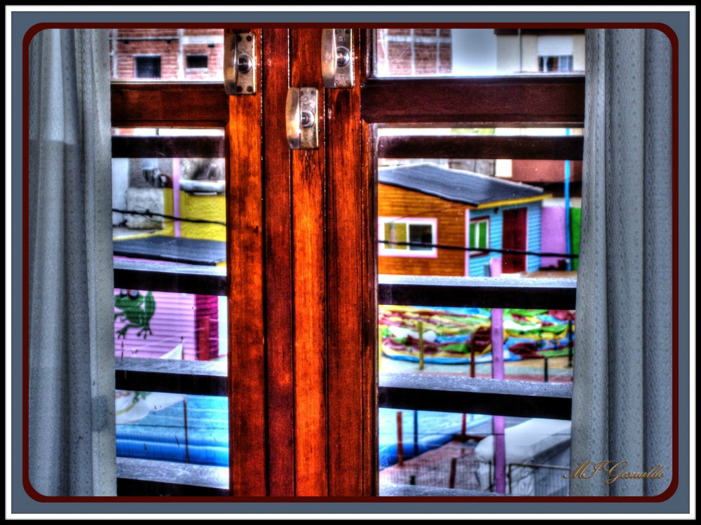 "espiando por la ventana del Hotel" de Margarita Gesualdo (marga)