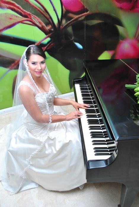 "`Nelsa Montero: Piano Bride`" de Danny Mclean
